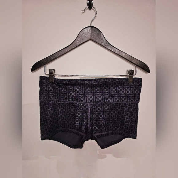Lululemon Boogie Spandex Athletic Shorts Geometric Print Women’s Size 8 Fitted - Picture 2 of 5